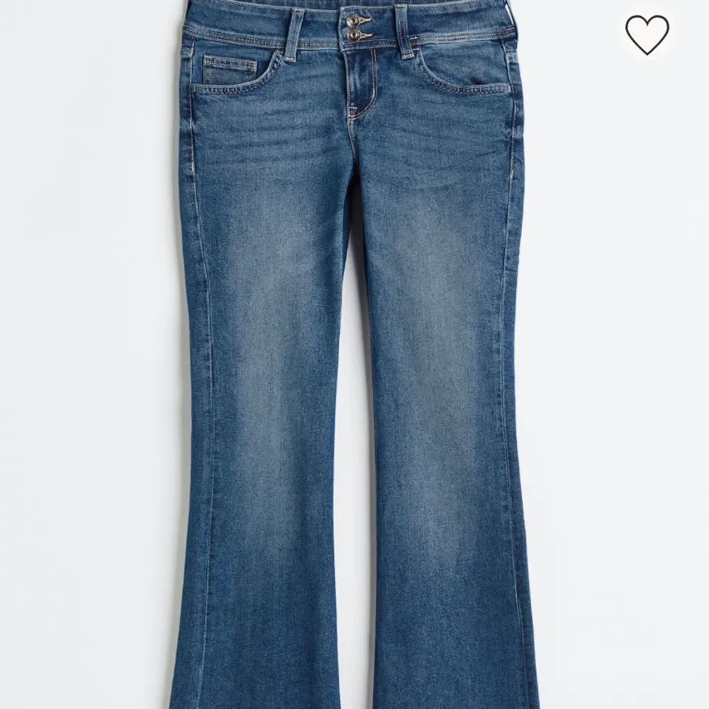 Jag säljer mina jeans från hm i str 32, Low waist bootcut jeans.💘💘 Bra skick och inga defekter, Kom privat för fler bilder💞dom är uppsydda 1cm där nere💞. Jeans & Byxor.