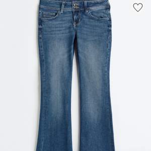 Jag säljer mina jeans från hm i str 32, Low waist bootcut jeans.💘💘 Bra skick och inga defekter, Kom privat för fler bilder💞dom är uppsydda 1cm där nere💞