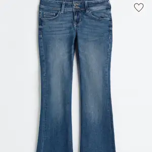 Jag säljer mina jeans från hm i str 32, Low waist bootcut jeans.💘💘 Bra skick och inga defekter, Kom privat för fler bilder💞dom är uppsydda 1cm där nere💞