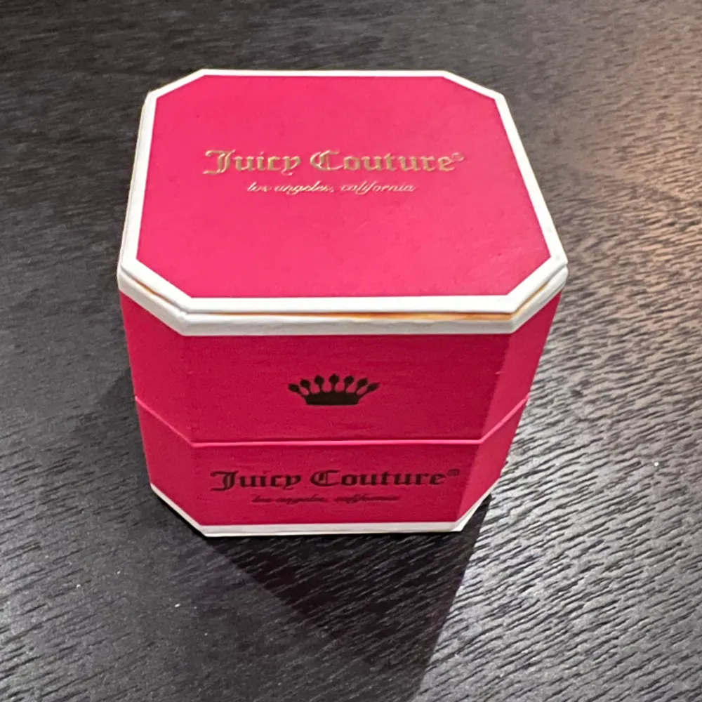 Säljer nu min juicy couture berlock som aldrig har använts och är därför i nyskick🤩💕. Accessoarer.