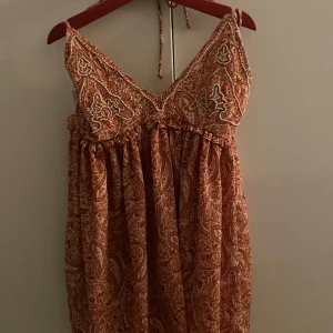 Sommar klänning🩷🩷 - En jättefin klänning från zara i storlek xs med prislappen kvar 💘 nypris 429kr