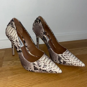 Steve Madden ormskinn - Högklackade strl 38 (7 1/5) med skitsnyggt ormskinnsmönster. I princip nyskick! 11 cm höga klackar.