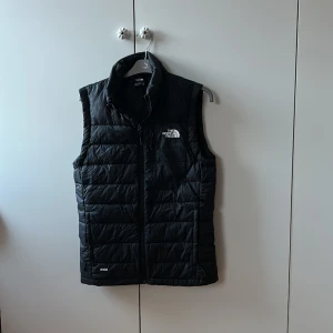 The North face väst  - Säljer nu denna feta svarta North face västen. Storlek xs, super skick. För fler frågor är de bara att höra av sig:)