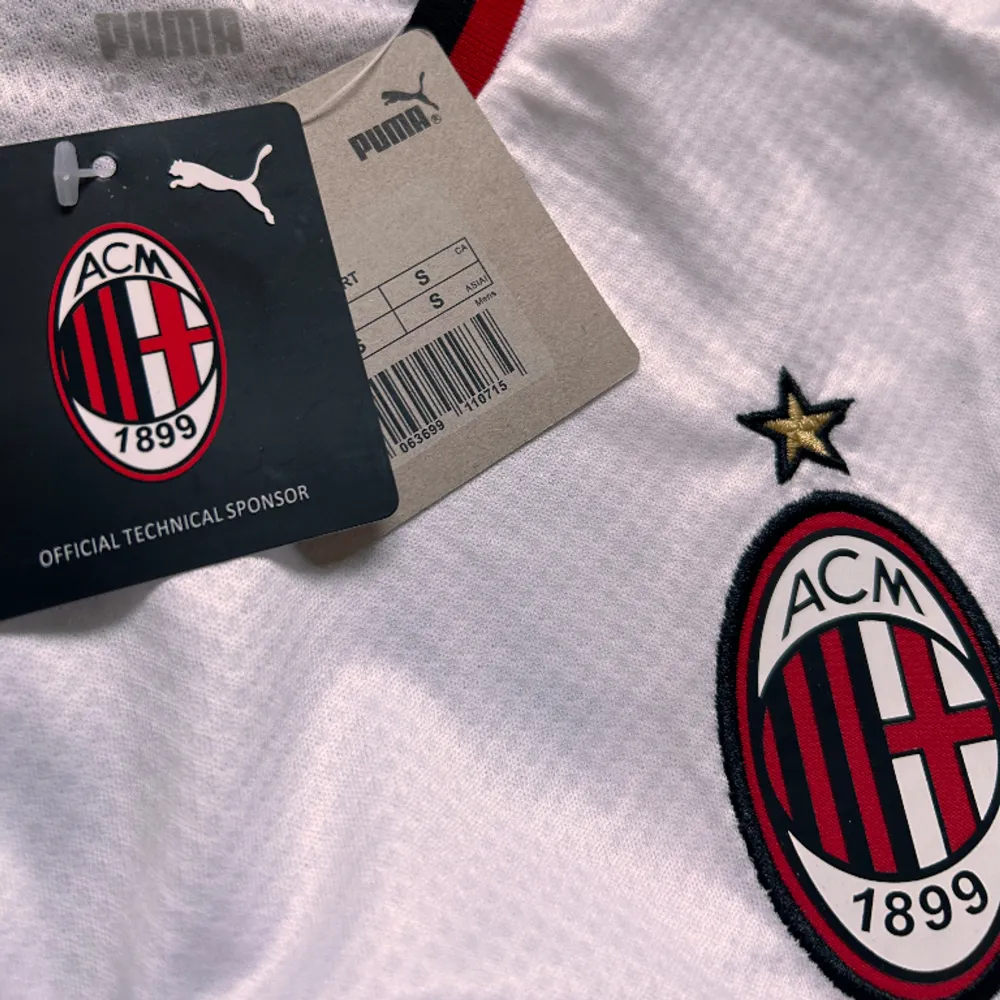 Säljer en helt ny, oanvänd AC Milan tröja från säsongen 22/23 med Zlatan på ryggen. Övrigt.