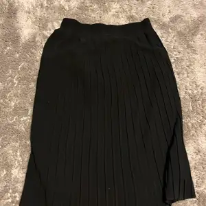  Finns svart lång kjol från Lindex väldigt bra skick inga skador säljs för att den är för liten