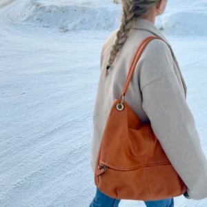 Väska - Snyggaste orangea väskan!! Bara använd några få gånger🥰🙏 Rymmer dator