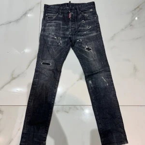 Dsquared Jeans - - Storlek 42 (Italiensk storlek vilket motsvarar XS/S) - Skick 8/10 ( Sydd vid stjärten)
