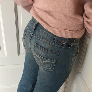 Lågmidjade utsvängda diesel jeans - Säljer dessa sjukt snygga lågmidjade bootcut jeansen från märket diesel, de är i storlek 28/29 men är ganska små i storleken så passar lätt en 27 också, köpte dem nya för 1400 och är använda några gånger men i jätte bra skick 