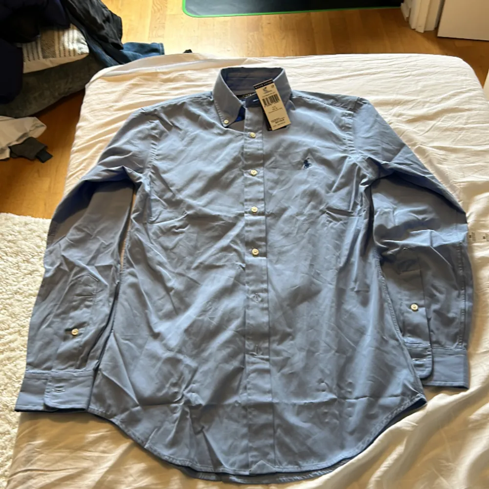 Säljer en helt ny Ralph lauren skjorta i storlek XS skick 10/10 ny pris 1350 mitt pris 500. Skjortor.