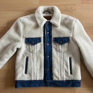 Levis ”sherpa trucker denim jacket” - Levis Teddy-jeansjacka strlk XS. Knappt använd och i mycket bra skick!!