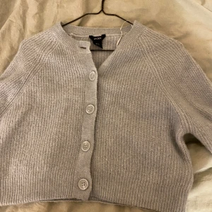 Stickad kofta - Stickad kofta från Lindex i storlek S. Använd någon enstaka gång så den är i mycket fint skick! 😊