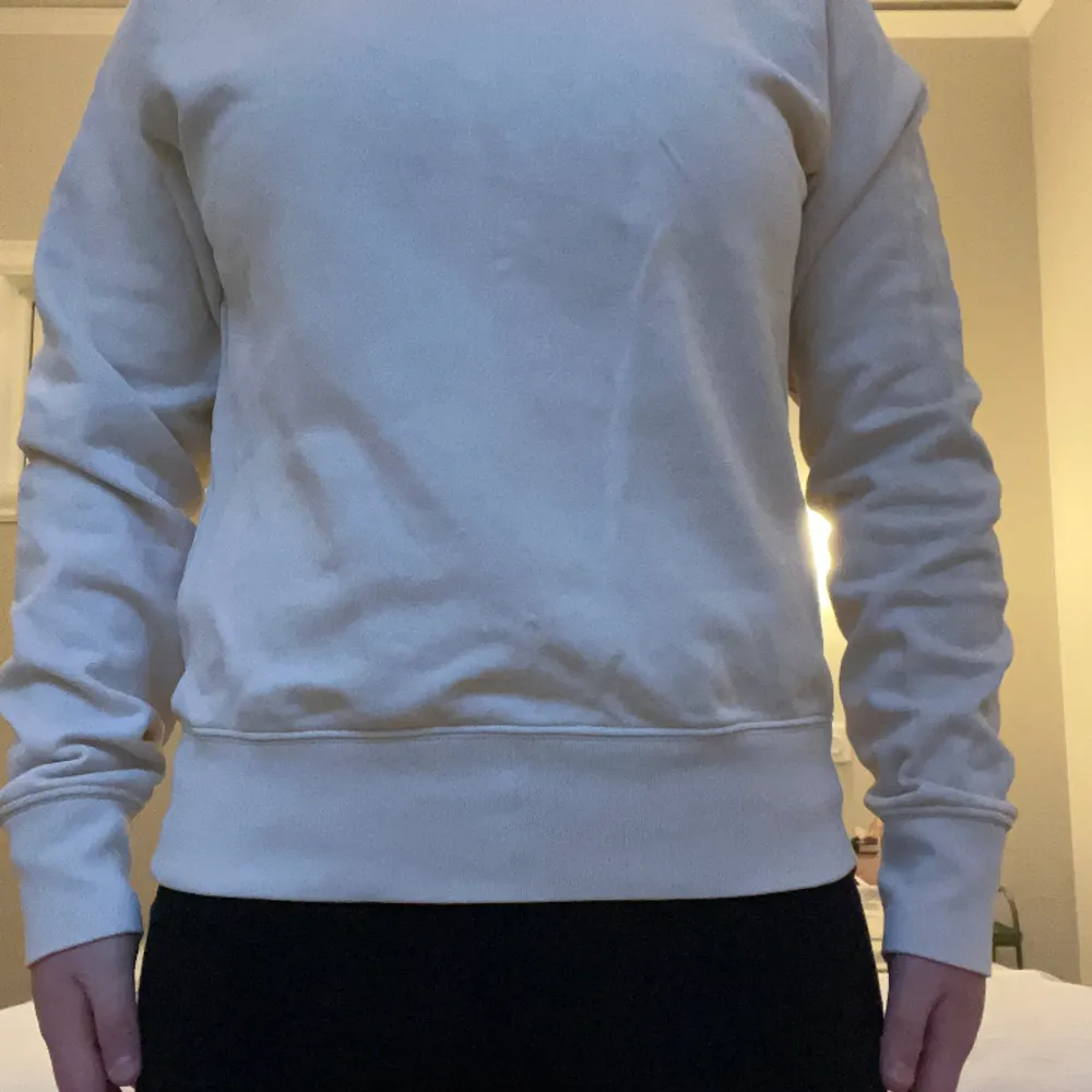 Beige sweatshirt från arket sparsamt använd, i storlek M men skulle säga att den är som en S. Tröjor & Koftor.