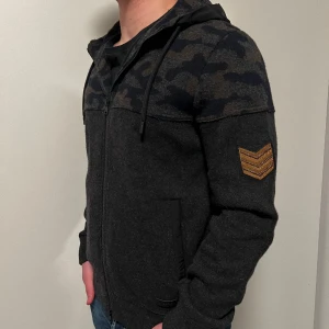 Woolrich fleece cardigan - Tjena, säljer nu denna skit snygga fleece från Woolrich | Storleken är L | Färgerna är grön och svart | Skicket är 10/10 (nytt med tags) | Modellen är ca 181 cm | Hör gärna av dig vid minsta lilla fundering 😊