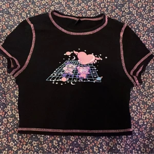 Croppad t shirt💕 - En Croppad T-shirt med tryck från shein som fortfarande är i väldigt bra skick💕