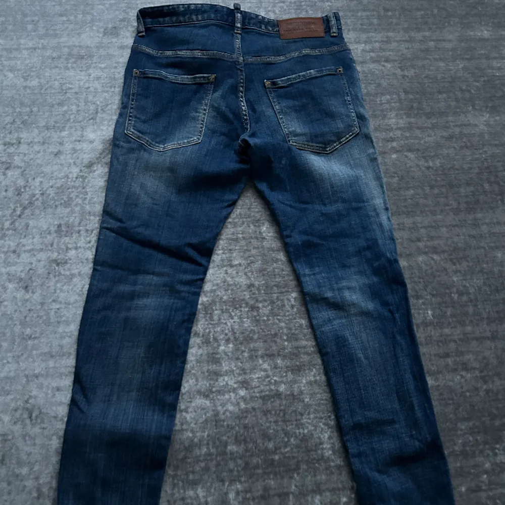 Säljer nu detta par av Dsquared 2 jeans som är i storlek 16 yr köpt på Nk ungefär 2 år sedan. De är knappt använda. Hör gärna av er för frågor, bilder och kvitto kanske kan finnas!. Jeans & Byxor.