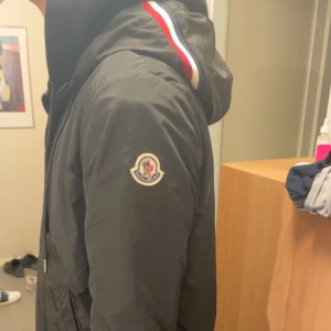 Moncler windbreaker svart - Säljer nu min moncler windbreaker, storlek 2 (medium), köpt på vinted för 400€. Väldigt bra skick 9/10 använt fåtal gånger. Kan mötas i Sthlm eller fraktas.