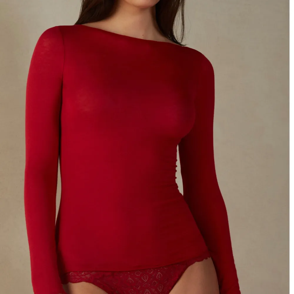 Säljer denna helt oanvända Intimissimi tröjan i röd, superfin❤️❤️. Toppar.