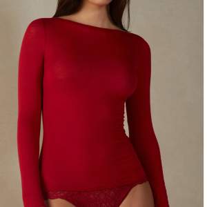 Säljer denna helt oanvända Intimissimi tröjan i röd, superfin❤️❤️