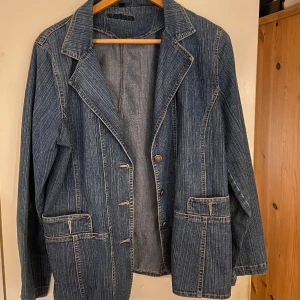 Jeansjacka - En jeansjacka i en fin blå tvätt från Carin Wester. Nästan aldrig använd💙