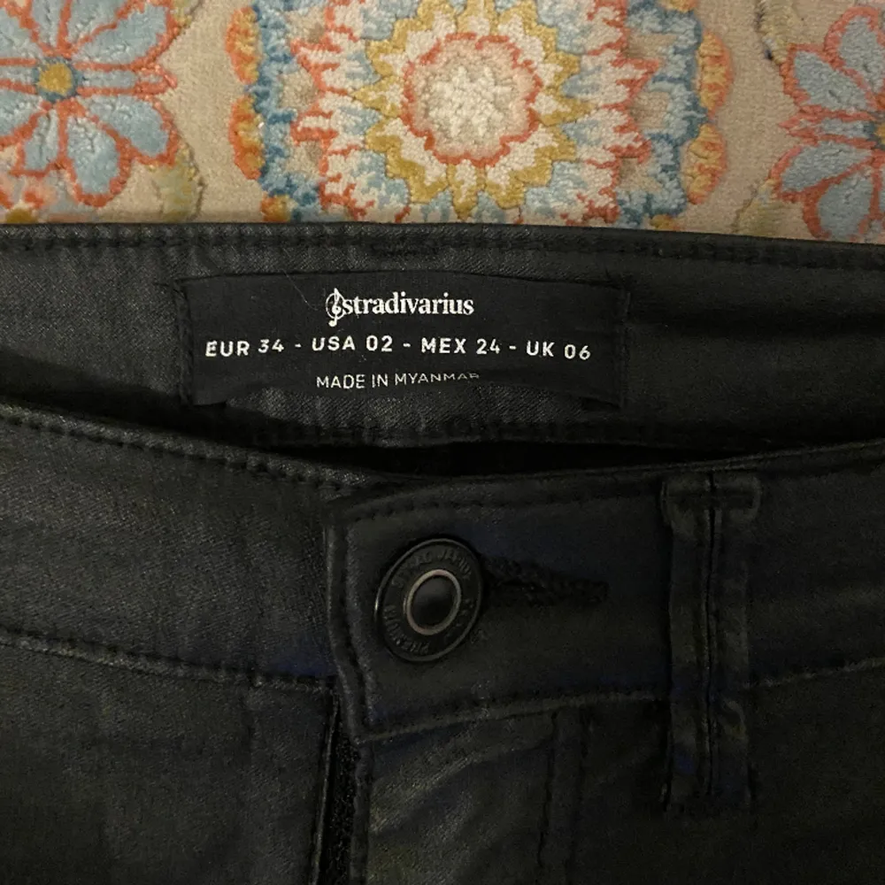 Fina Coated Jeans i bra skick, i stl 34đ. Farkut & Housut.