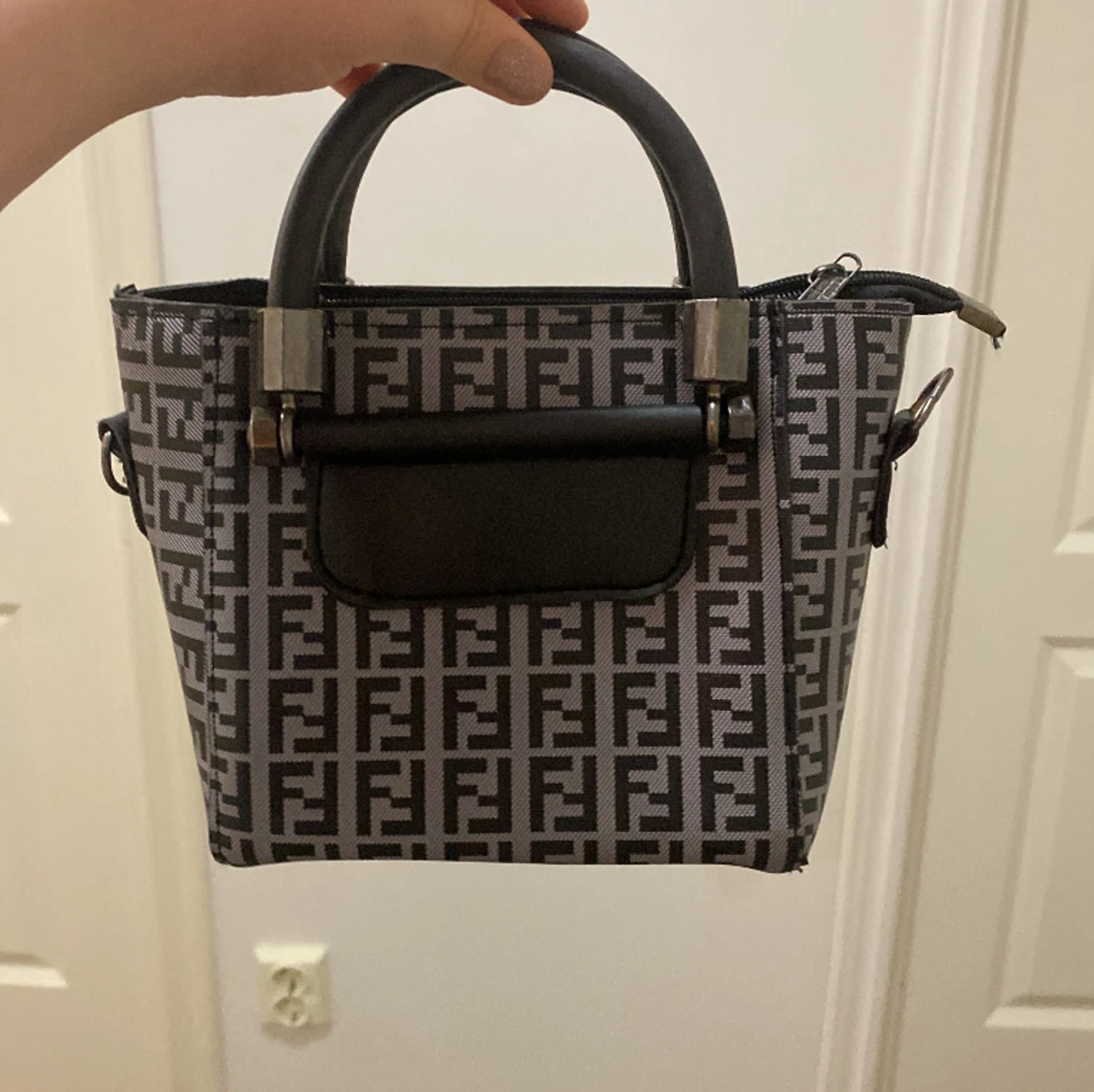  En svart liten väska till salu 💕 - 90