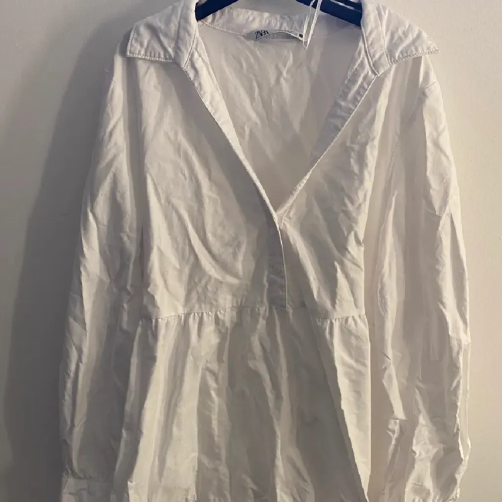 En vit zara klänning i storlek xs, köpt på Plick men ser helt ny ut. Aldrig använt den💞. Klänningar.