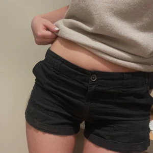Shorts - Snygga svarta lågmidjade shorts💕