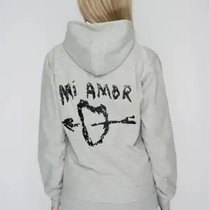 Grå Mi amor hoodie från zarlando. Använd 2 gånger, bra skick och inge difekter. Ny pris 1500kr. Mitt pris är minst 750 kr.💕