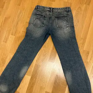 Säljer dessa supersnygga jeansen pga försmå! ❤️