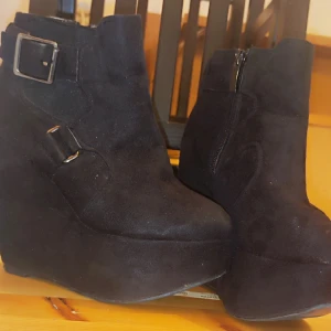 Skor  - Snygga skor som jag inte använder längre. Stl 37. Använda men i fint skick 👍🏼. 