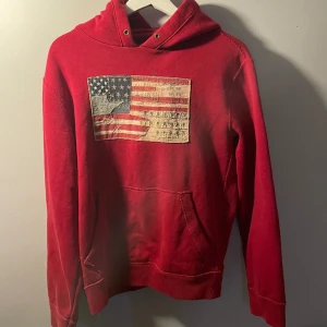 Ralph Lauren hoodie - Snygg och trendig hoodie från Ralph Lauren som inte tillverkas längre! Hoodien är i bra skick och har inga defekter. Nypris ca 2300 