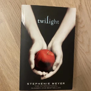 Säljer - Säljer den här boken jag har läst klart o tar bara upp massa plats nu 