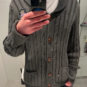 Tröja  - Säljer denna snygga uppklädda tröja som passar perfekt till en uppklädd utekväll eller till en vanlig Ica runda 🔥Tröjan är mörkgrön i storlek L men passar perfekt på mig som är 180   Den är fläck/hål fri   Tveka inte på att höra av dig vid frågor 