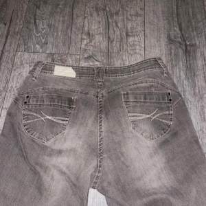 Lågmidjade grå jeans med detaljerande fickor från Million X. Passform Victoria. W38 L32, (storlek S). Mycket bra skick. 
