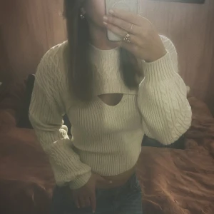 Stickad tröja  - Storlek S Beige  Perfekt skick  Bara använt 3 gånger 