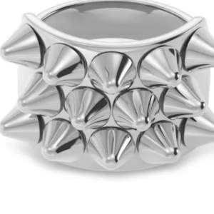 Jag söker en sån här ring i storlek M (18,5) för under 300 kr   Tack på förhand!!🩷🩷
