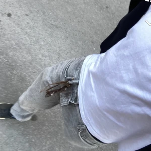 Grå jeans  - Jack and Jones jeans som ej kommer till användning, storlek 29/32. Riktigt fet färg och perfekta nu 😊