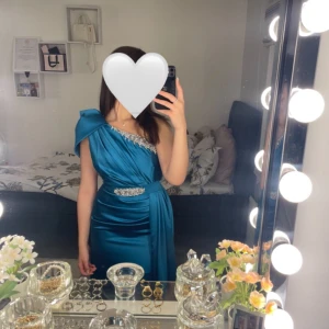 Balklänning  - Säljer min klänning, strl 34/36, använd några timmar men är i gott skick och precis som ny! Pris kan diskuteras vid snabbaffär