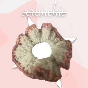 Vit/rosa handgjord virkad scrunshie - Vit/rosa handgjord virkad scrunshie, denna produkt är till för alla hår typer💕