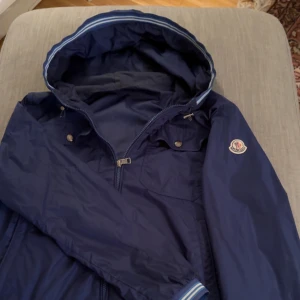 Moncler windbreaker - Tja, säljer nu denna as snygga Moncler windbreaker. Perfekt nu inför våren! Jackan är i toppen skick! Utan några defekter. Hör av dig vid eventuella frågor.