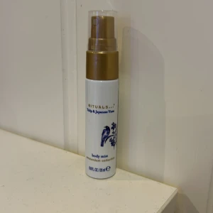 Rituals body mist - Jag fick denna body misten från rituals kalendern, och har använt tre sprut från den. Luktar som blommor och lukten är stark. Köp nu!🩷
