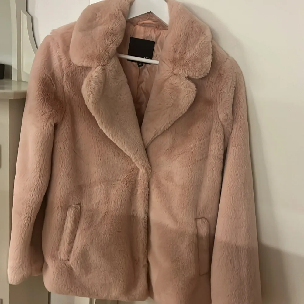 Ljusrosa ”fake” pälsjacka från lager 157. Jag skulle säga att färgen är mer rosa i verkligheten. Skön jacka som håller dig varm. Skulle säga att den är lite oversized i modellen.🧥🌸. Jackor.
