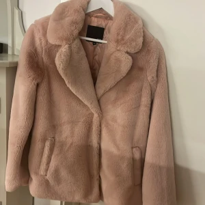 Pälsjacka - Ljusrosa ”fake” pälsjacka från lager 157. Jag skulle säga att färgen är mer rosa i verkligheten. Skön jacka som håller dig varm. Skulle säga att den är lite oversized i modellen.🧥🌸