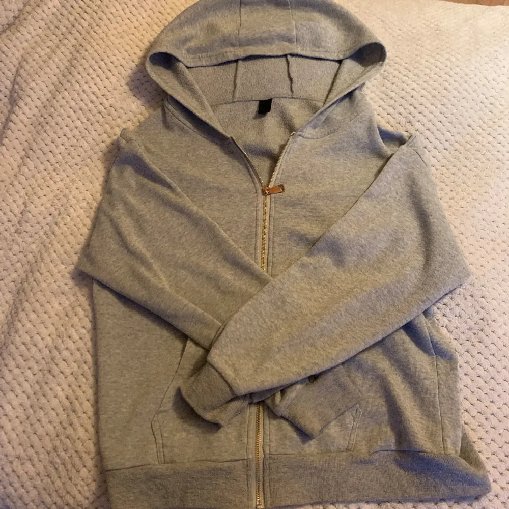 En mysig zip hoodie som är perfekt för layering. Väl använd men ändå i bra skick förutom att dragkedjan har tappat lite färg. Köpt för ungefär 150 men säljer för 50. Pris går att diskutera 🤍. Hoodies.