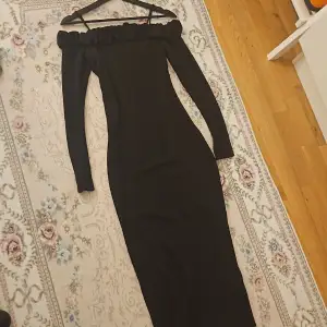 Super söt bodycon klänning, off-shoulders med fin detalj vid axlarna. Finns även en slit vid benen där bak. Midi längd💞