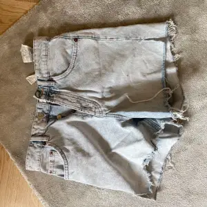 Jeans shorts med slitningar!