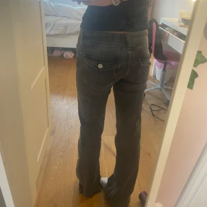 Lågmidjade jeans - Säljer dessa jätte snygga jeans som inte kommer till användning🎀är 163cm passar långd up till 167cm