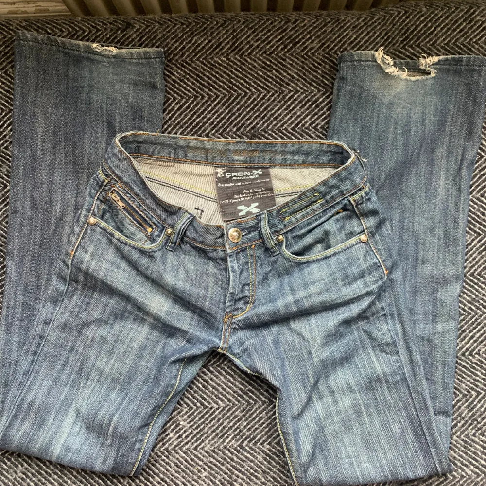 Lågmidjade Bootcut jeans från Cron-x. Lite trasiga vid benen som man ser på andra bilden, men det märks nästan inte alls när man har på sig dom❤️Midjan tvärs över är 37cm och innerbenslängden är 82, passar bra på mig som är 173 :). Jeans & Byxor.