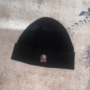 Parajumper mössa - Hej, säljer en helt ny PJS mössa, fick den i present kvitto saknas, den är i helt nyskick och har inga skador 