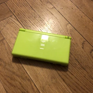 Nintendo DS Lite - Nintendo DS Lite, i jättebra skick, inga skador eller repor på den. Nästan oanvänd, köpt ett år tillbaka.  Kommer med laddare, därför är priset billigare. (Kommer med ett spel Dragon Quest) kan laddas med vanlig lite äldre mobil laddare.